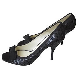 Décolleté Prada in raso nero con punta aperta Nero