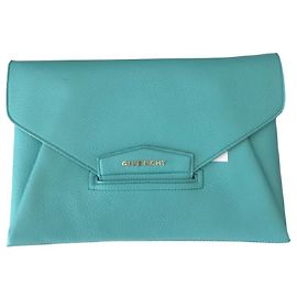 Clutch Antigona celeste de Givenchy Turquesa