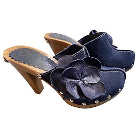 Russell & Bromley Sabots en daim bleu roi avec fleur Bleu