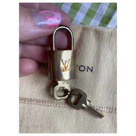 Louis Vuitton-cerradura y llaves-Gold hardware