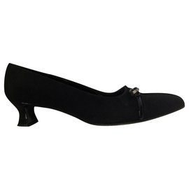 Stuart Weitzman-Salón Little Bow de crepe negro con tacón gatito-Negro