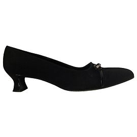 Stuart Weitzman Little Bow  black crepe pumps with kitten heel Black
