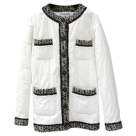Chanel-Chanel 18Un cappotto piumino trapuntato di tweed nero bianco-Bianco