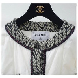 Chanel-Chanel 18Un cappotto piumino trapuntato di tweed nero bianco-Bianco