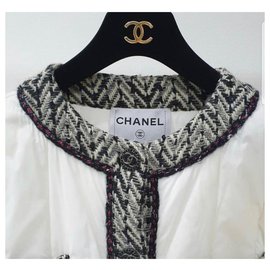 Chanel-Chanel 18Ein weißer schwarzer Tweed Quilt Puffer Jackenmantel-Weiß