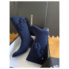 Chanel Camellia Regenstiefel Marineblau