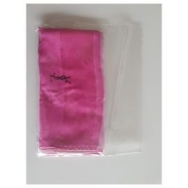 Yves Saint Laurent Glamour LUXE 102cms x 102 cm SOIE xale Rosa Outro