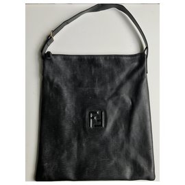 Fendi-Grand sac à bandoulière en cuir embossé-Noir