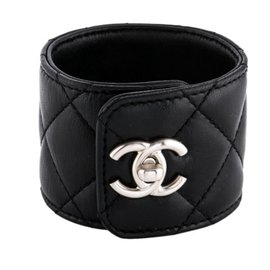 Chanel-Chanel gestepptes schwarzes Ledermanschettenarmband-Schwarz