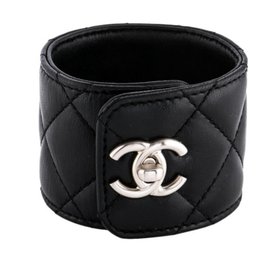 Pulseira de couro preto Chanel acolchoado Preto