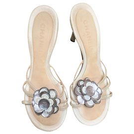 Chanel Mulas douradas com camélia madrepérola Dourado