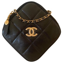 Chanel-Borsa di sfilata in pelle di caviale nera con taglio a diamante, catena dorata-Nero
