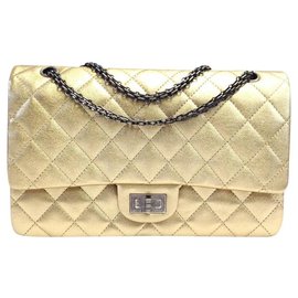 Chanel-Chanel 2.55 Réédition en cuir doré métallisé oxydé-Doré