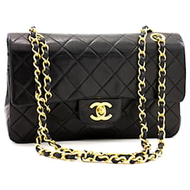 Chanel-Bolsa clássica Chanel em pele de cordeiro preta-Preto