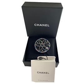 Chanel Planet Brosche aus Harz . Schwarz Mehrfarben