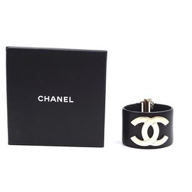 Chanel-Brazalete con cierre deslizante CC ancho de cuero negro y dorado de Chanel-Negro