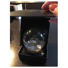 Chanel-Globe de Noël  ( boule à secouer)-Doré