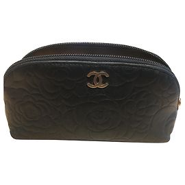 Pochette Chanel Camelia in pelle d agnello nera con logo CC dorato Nero