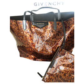 Givenchy-Antigona tote by Givenchy-Outro
