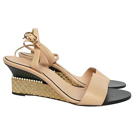 Chanel Talons compensés dorés et perles Beige