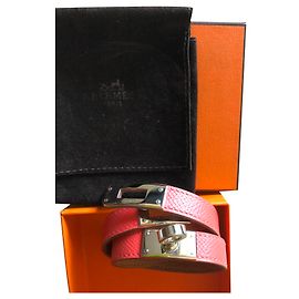 Hermès Turnê com Pulseira Kelly Coral