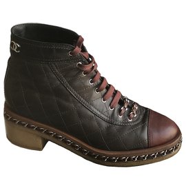 Chanel-Kette um Combat Biker Ankle Boots-Braun,Bordeaux,Dunkelbraun