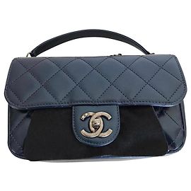 Chanel Nova pequena bolsa acolchoada Azul