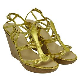 Sandálias Chanel de pele de cobra dourada com plataforma Dourado