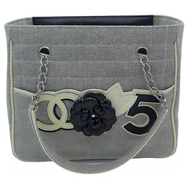 Bolsa Chanel Camellia No.5 Cinza em Couro Verniz Cinza