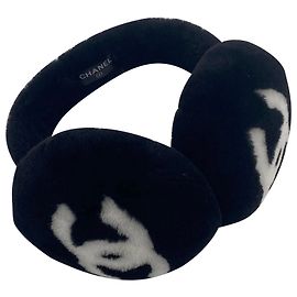 PARAORECCHIE CHANEL CC MOUTON MONTONE PELLICCIA NERA Nero Bianco