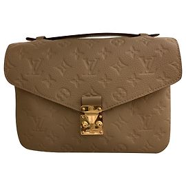 Louis Vuitton Pochette Métis em couro empreinte Taupe