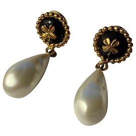 Chanel Superbes Boucles d'oreilles en  Métal Plaqué Or ,Perles baroques en forme d'olive pendantes: Blanc cassé