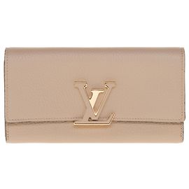 Louis Vuitton Capucines wallet in pebble Taurillon Beige