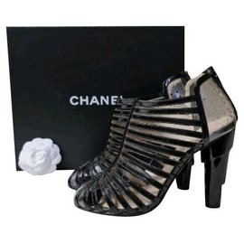 Chanel-Sandálias Chanel de Couro Envernizado Preto Transparente Tamanho 38-Preto
