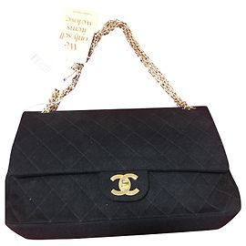 Bolsa chanel atemporal com corrente Preto
