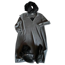 Hübsches Pulloverkleid von Gerard Darel aus Merinowolle mit V-Ausschnitt und Spitzeneinsatz Anthrazitgrau