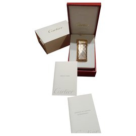Cartier-Mechero con motivo Cartier C-Rosa