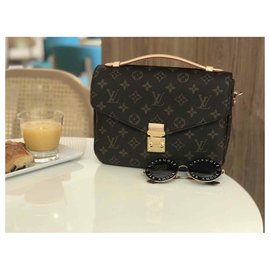 Louis Vuitton-Sacos de embreagem-Marrom