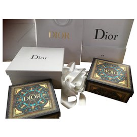 Dior-Vendo una gama de bolsas de embalaje Dior con bolsillos de tela en muy buen estado., Cintas y cajas Dior.-Blanco