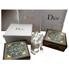 Vendo uma gama de sacos de embalagem Dior em muito bom estado com bolsos de tecido, Fitas e caixas dior. Branco