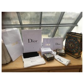 Dior-Vendo una gama de bolsas de embalaje Dior con bolsillos de tela en muy buen estado., Cintas y cajas Dior.-Blanco