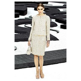 Chanel-11Traje de tweed con ribete de plumas K $-Multicolor