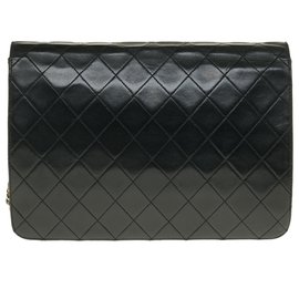 Chanel-Chanel Classique handbag in black quilted lambskin, garniture en métal doré-Black