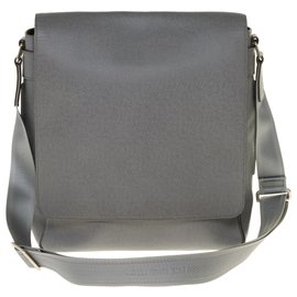 Louis Vuitton-Louis Vuitton Messenger Unisex Römische MM-Tasche aus Taiga-Leder, Garniture en métal argenté-Grau