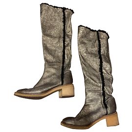 Stivali Chanel in pelle oro e nero D'oro