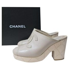 Chanel-Chanel Beige Couro CC Logo Tamanco Tamanho 39,5-Bege