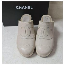 Chanel-Talla zueco con logo CC de cuero beige Chanel 39,5-Beige