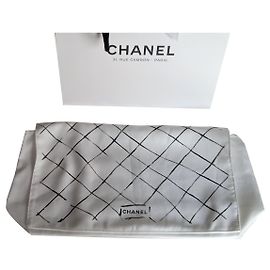 Chanel. Nueva bolsa de polvo, bolsillo para guardar un bolso, U otro... Blanco roto