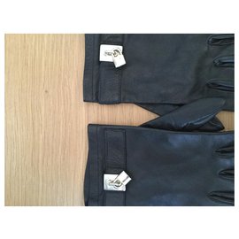 Guess-Gloves-Black