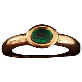 Chaumet gold and emerald ring Gold hardware
